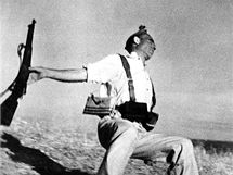 Republikn Federico Borrel Garca pad k zemi, zasaen neptelskou kulkou na front v Cerro Muriano. (5. z 1936)