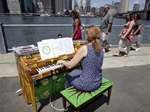 Newyoran si mohou zahrt na piano pmo na ulici