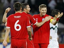 ANGLICK RADOST. Fotbalist Anglie (zprava Gerrard, Lampard a Terry) se raduj z postupu do osmifinle.