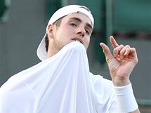 John Isner rozmrzel, takov kousek chybl a byl by zskal v tenisovm maratonu proti Nicolasi Mahutovi bod.