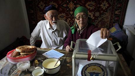 Kyrgyzové hlasují v referendu o ústav a reimu. (27. ervna 2010)