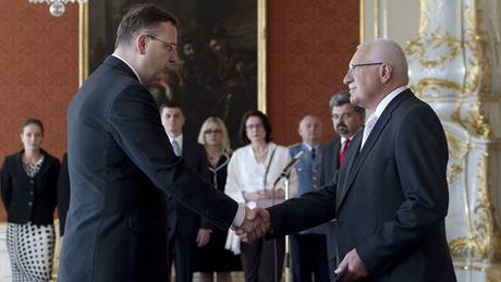 Václav Klaus jmenuje Petra Ne�ase premiérem. (28. �ervna 2010)