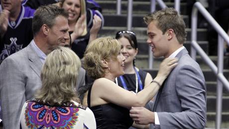 Taylor Hall (vpravo) jednika letoního draftu, kterého získal Edmonton pijímá gratulace blízkých.