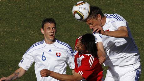 HLAVI�KA. Slovenský fotbalista Kornel Saláta vysko�il nejvý�e, p�ehlavi�koval i paraguayského soupe�e Roqueho Santa Cruze.