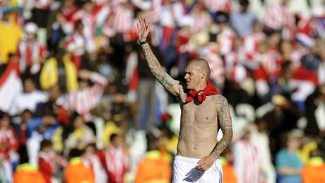 DÍKY. Slovenský stoper Martin �kr�el d�kuje za podporu fanou�k�m po zápase s Paraguayí.