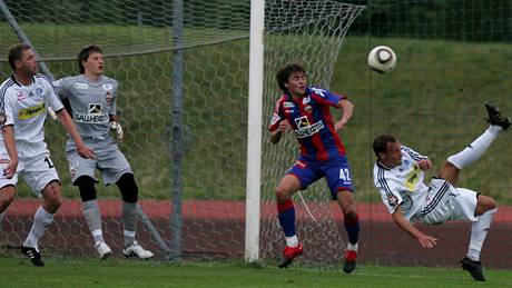 Olomoucký fotbalista Jakub Petr st�ílí p�es hlavu v p�ípravném utkání v rakouském Hollabrunnu proti CSKA Moskva.