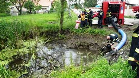 V Rajhradicích na Brnnsku dva dny hasii bojovali s prosakující retenní nádrí