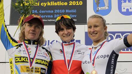 Martina Sáblíková (uprost�ed) se raduje z titulu mistryn� �R v silni�ní �asovce. Vlevo st�íbrná Martina R��i�ková, vpravo t�etí Gabriela Slámová