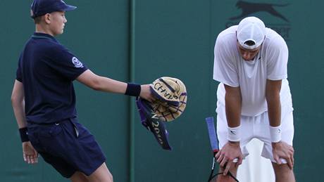 John Isner odpoívá ped dalím prbhem rekordního tenisového zápasu