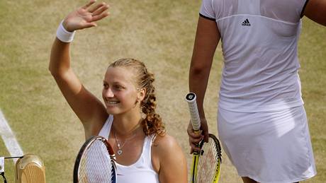 JE TO TAM. Petra Kvitová zdraví diváky po postupu do semifinále Wimbledonu