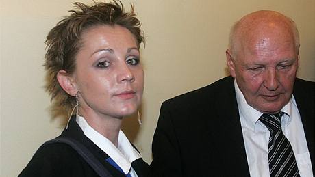 Pro Dagmar Tauchenovou vybojoval advokát Kolja Kubíek (vpravo) u soudu podmínku.