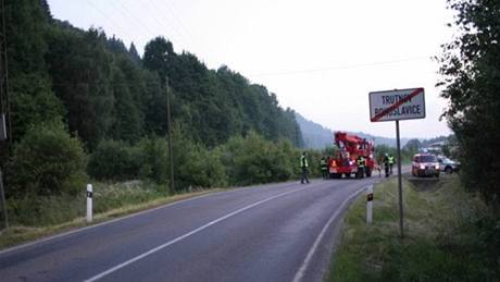 Policie a hasii na míst tragické nehody v Bohuslavicích (26.6.2010)