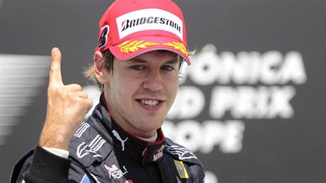 Sebastian Vettel se raduje ze svého vítzství ve Velké cen Evropy