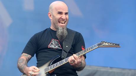 Redaktor MF DNES Pavel Eichler toil pivo na Sonisphere