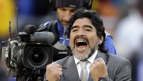 Argentinský trenér Diego Maradona oslavuje. Jeho tým porazil Ji�ní Koreu 4 : 1