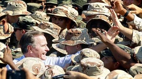 Americký prezident George Bush navtívil vojenskou základnu v Saudské Arábii bhem operace Poutní boue. (22. listopadu 1990)