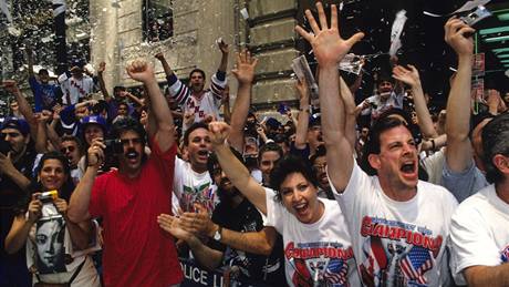 Oslavy zisku Stanleyova poháru týmem New York Rangers, známé jako Ticker tape parade, v Manhattanu 17. ervna 1994.