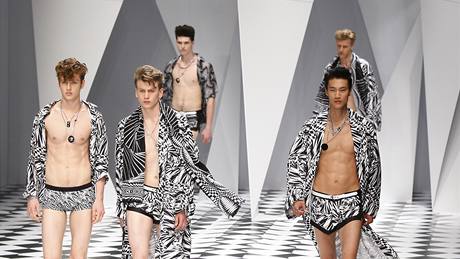 Pehlídka pánské modelové konfekce znaky Versace na jaro a léto 2011 v Milán