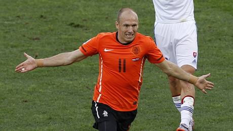 RADOST A ZMAR. Aarjen Robben jásá po vstelní úvodního gólu Nizozemc do sít Slovenska. V jeho stínu se chytá za hlavu Marek Hamík