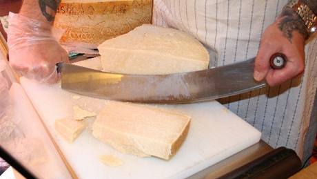 Pravý Parmiggiano Reggiano se porcuje speciálním piatým noíkem na kousky, pípadn strouhá na jemném struhadle