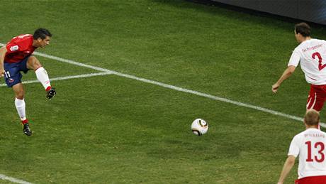 Chilský zálo�ník Mark Gonzalez st�ílí gól �výcarsku.