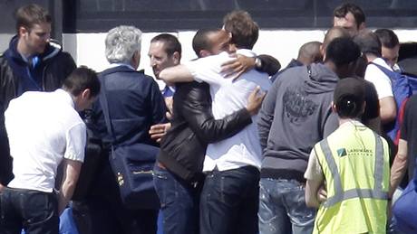 Francouz�tí fotbalisté po návratu z Ji�ní Afriky, Thierry Henry (uprost�ed v hn�dé bund�)
