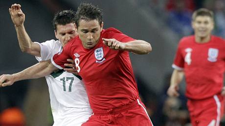 Angličan Lampard prochází přes slovinského protihráče Kirma
