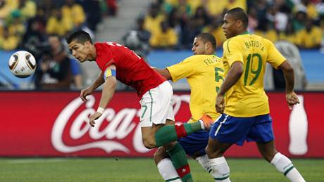 Hlavi�kuje portugalský kapitán Ronaldo
