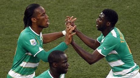 Drogba (vlevo) a Touré se radijí z gólu Pobeí slonoviny