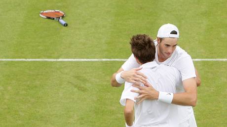 John Isner (elem) a Nicolas Mahut v objetí po nejdelím zápasu tenisové historie.