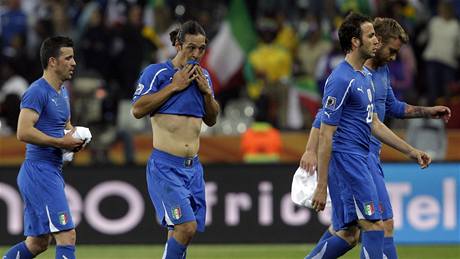 SMUTNÝ KAPITÁN. Vdce italských fotbalist Fabio Cannavaro opoutl hit s ernými mylenkami.