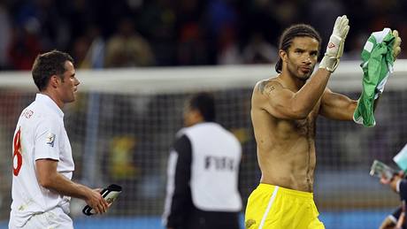 SMUTNÍ ANGLI�ANÉ. Jeden z favorit� MS zase nevyhrál, Angli�ané tak smutn� opou�tí h�i�t�.