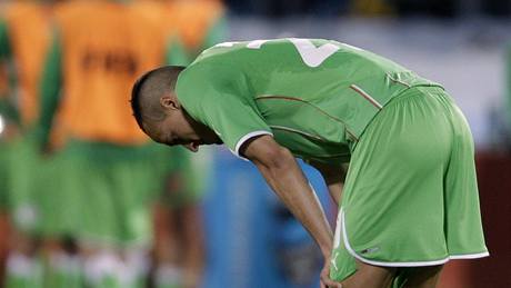 SMUTEK. Alžířané smutní. Kádira mrzí, že jeho tým dostal gól v nastaveném čase.