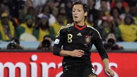 TOHLE GÓL NEBUDE. N�mecký úto�ník Özil se sna�í propasírovat mí� do ghanské branky. Ale nakonec neusp�l.