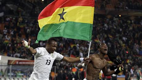 POSTUP. Fotbalisté Ghany se radují z postupu do osmifinále mistrovství svta.