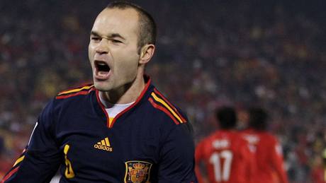 GÓL. Španělský záložník Iniesta se raduje z gólu.