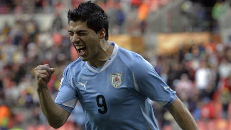 GÓL. Uruguayský úto�ník Suárez (v modrém) se raduje z gólu ,který vst�elil b�hem osmifinále mistrovství sv�ta.