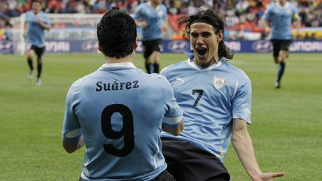 URUGUAYSKÁ RADOST. Suárez a Cavani se radují z gólu, který prvně jmenovaný vstřelil v osmifinále mistrovství světa.