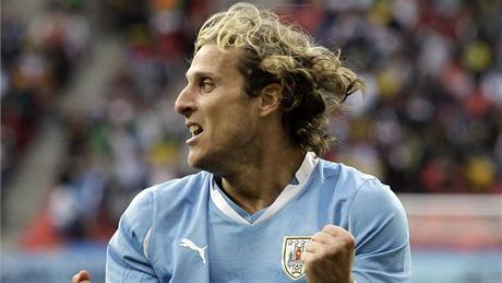 UFF. Uruguayský úto�ník Forlán se raduje z gólu svého spoluhrá�e.
