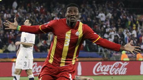 GÓL. Asamoah Gyan se raduje z gólu, který práv vstelil.