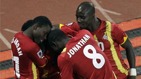 GHANSKÁ OSLAVA. Fotbalisté Ghany oslavují gól v prodlou�ení.