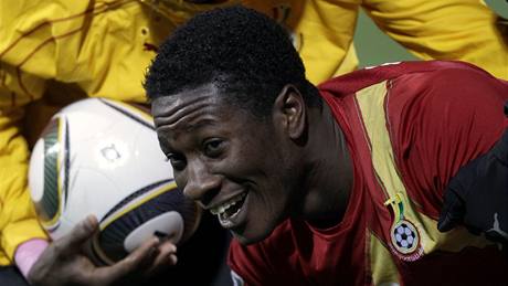 POSTUPOVÉ OSLAVY. Asamoah Gyan z Ghany se raduje z postupu do tvrtfinále mistrovství svta.