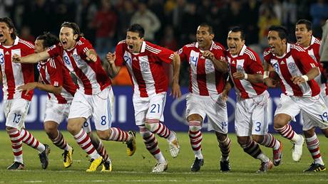 JDOU DÁL. Fotbalisté Paraguaye se radují z postupu do čtvrtfinále.