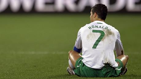ZMAR. Portugalský kapitán Cristiano Ronaldo se na sebe zlobí po promarnné anci.