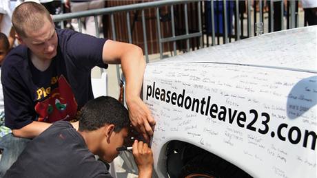 Fandové Clevelandu Cavaliers se podepisují na auto během akce LeBron Appreciation Day