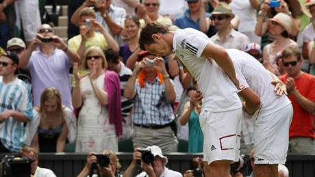 Andy Murray (vlevo) a Jarkko Nieminen se klaní anglické královn Albt II: