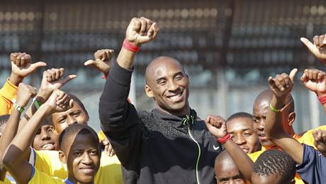 Kobe Bryant, hvzda NBA, a malí fotbalisté z jihoafrického Soweta