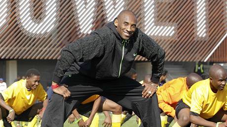 Kobe Bryant, hvzda NBA, a malí fotbalisté z jihoafrického Soweta