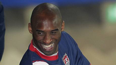 Kobe Bryant sleduje fotbalový zápas mezi USA a Ghanou