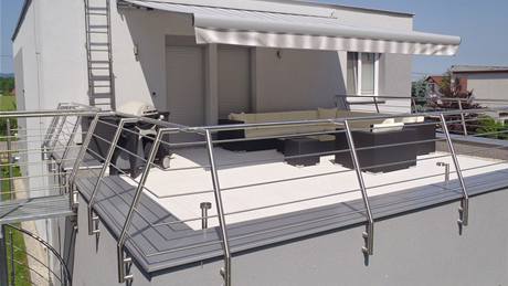 Terasu majitelé budovali dva roky. Finální podobu získala letos v kv�tnu namontováním markýzy